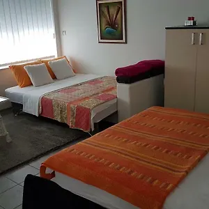 Studio Two Roses Apartment Split